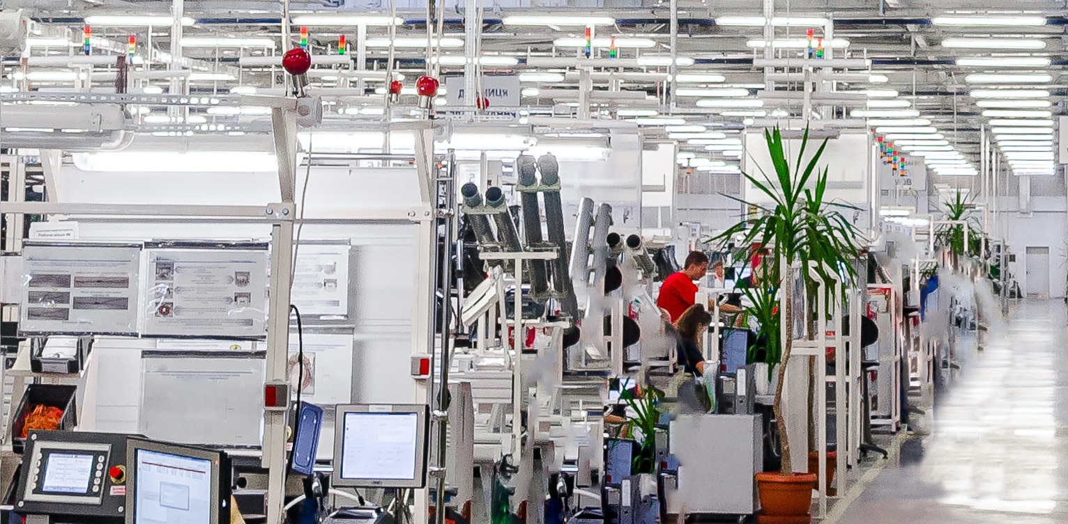 An assembly line in a factory with several machines, powered by deviceWISE EDGE technology.