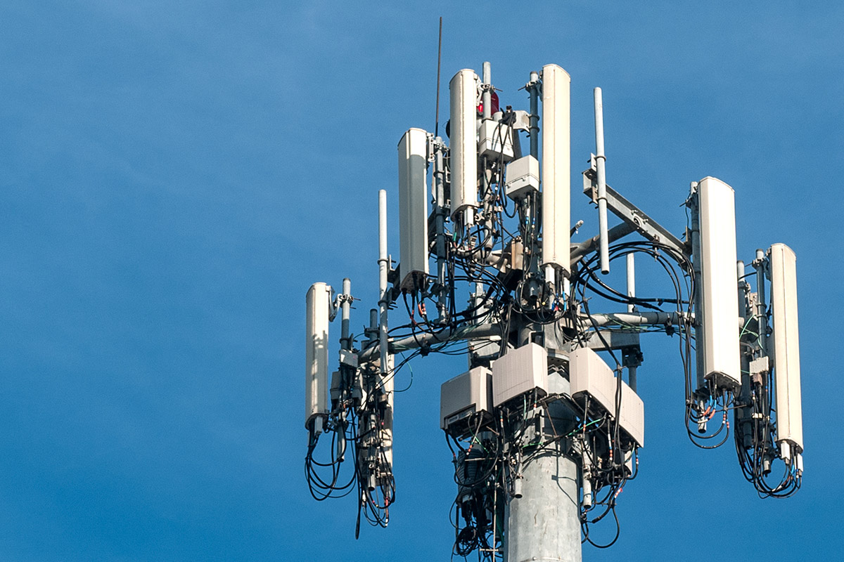 A cell phone tower with many antennas that are IoT device compliant.