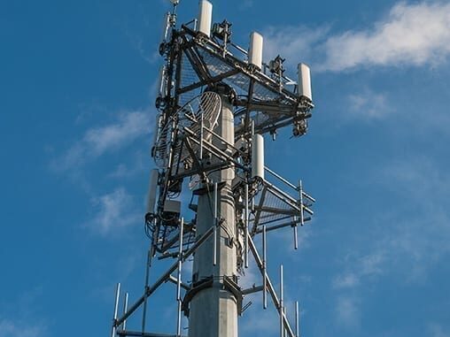 Four Antennas Help LTE Achieve 1 Gigabit Per Second Speeds Allowing for Novel Applications